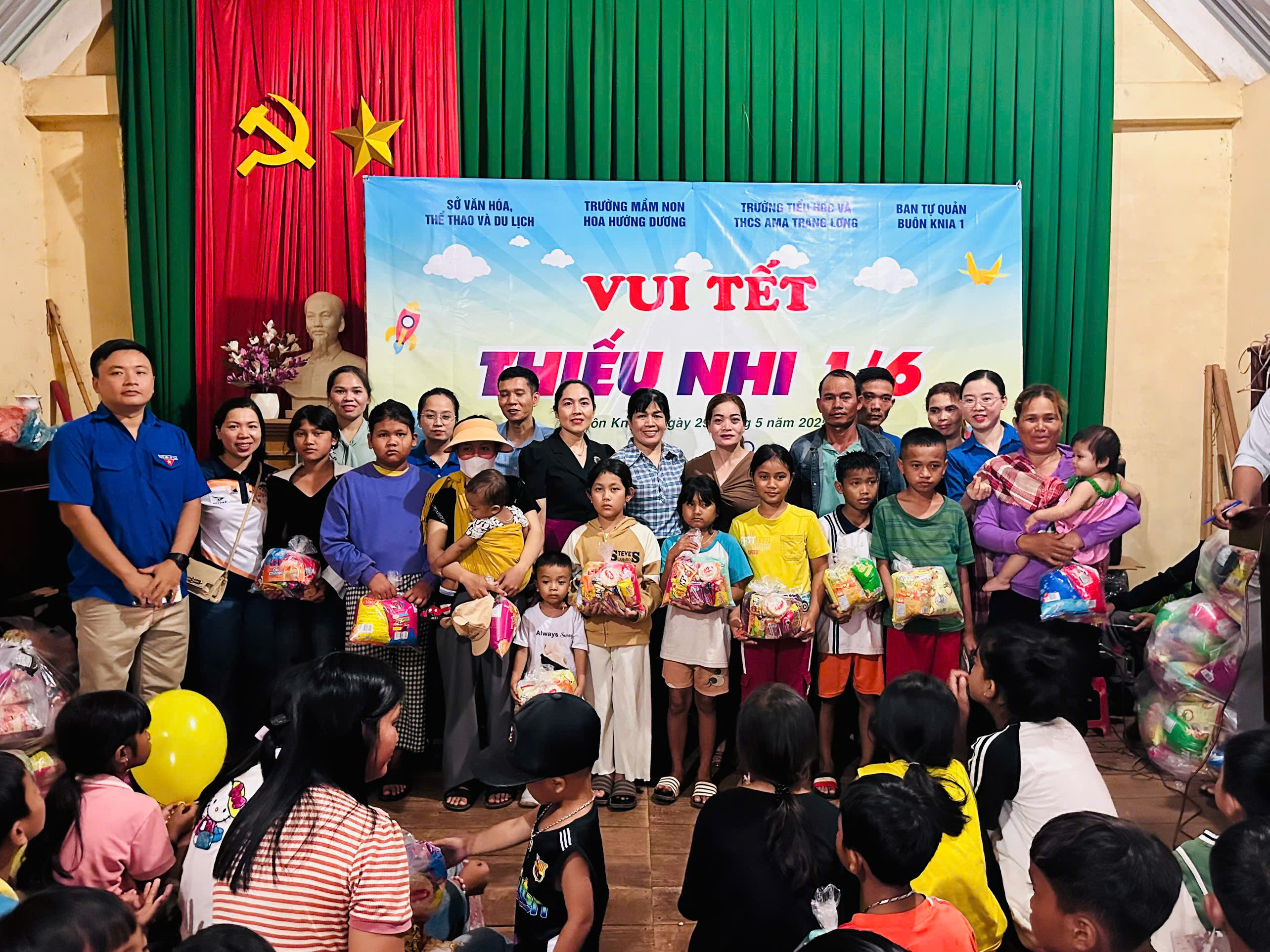 Tổ chức thăm hỏi, tặng quà cho các em thiếu nhi buôn kết nghĩa nhân dịp Quốc tế thiếu nhi 01/6